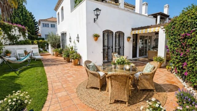 2 bedroom Apartment for sale in El Paraiso, Estepona - € 470,000 (Ref: 9851467)