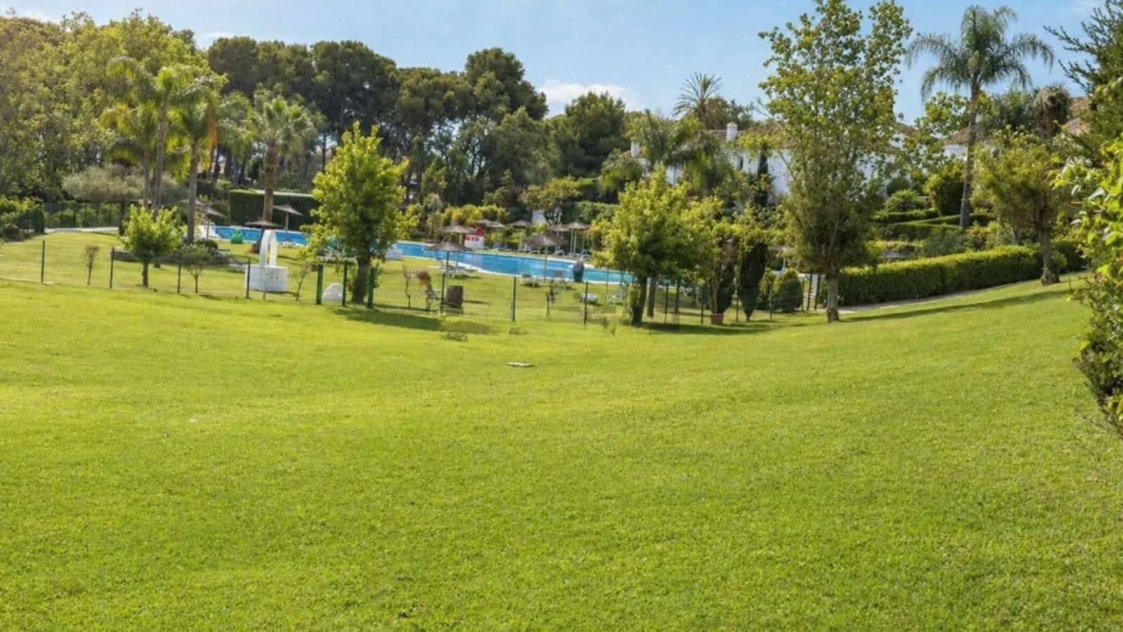2 bedroom Apartment for sale in El Paraiso - € 470,000 (Ref: 9851467)