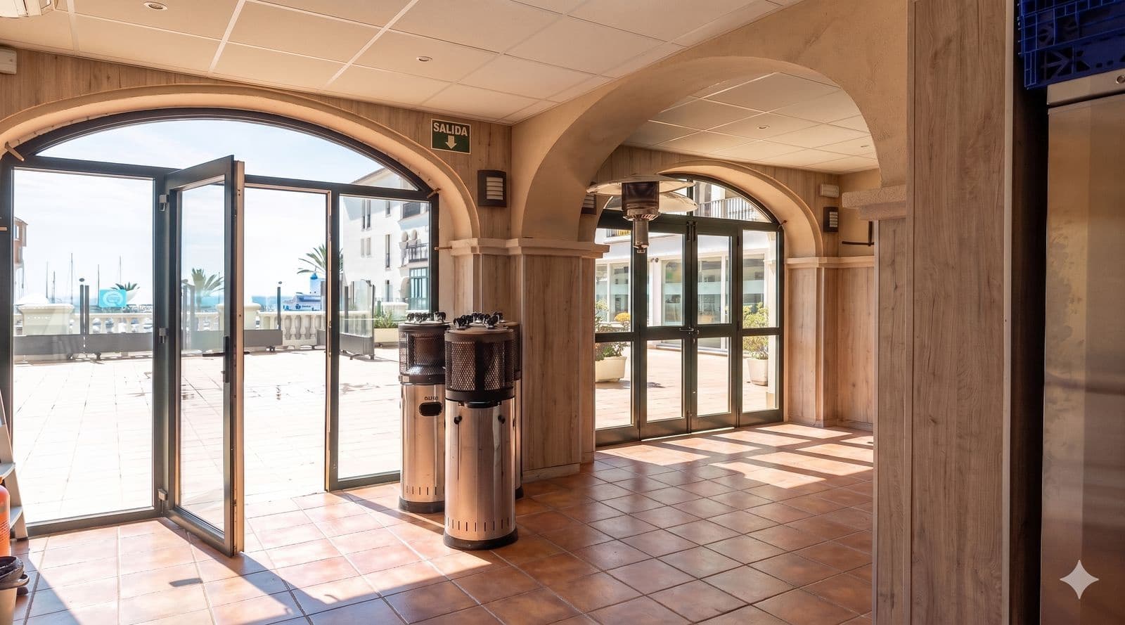 Restaurant/Bar til salgs i La Duquesa / Puerto de la Duquesa - € 795 000 (Ref: 9864793)