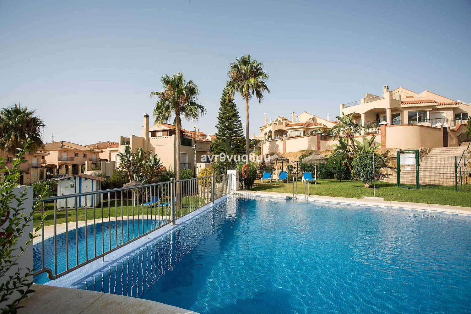 4 soveværelse Semi-Rækkehus til salg i Riviera del Sol - € 469.950 (Ref: 9864856)