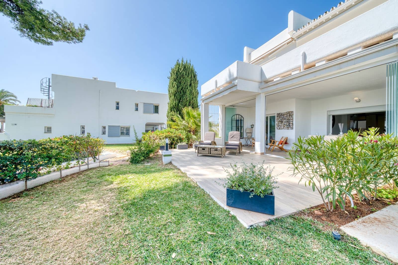 2 bedroom Apartment for sale in Aloha Golf - € 775,000 (Ref: 9864869)