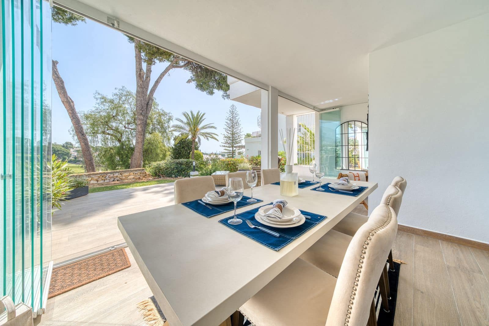 2 bedroom Apartment for sale in Aloha Golf - € 775,000 (Ref: 9864869)