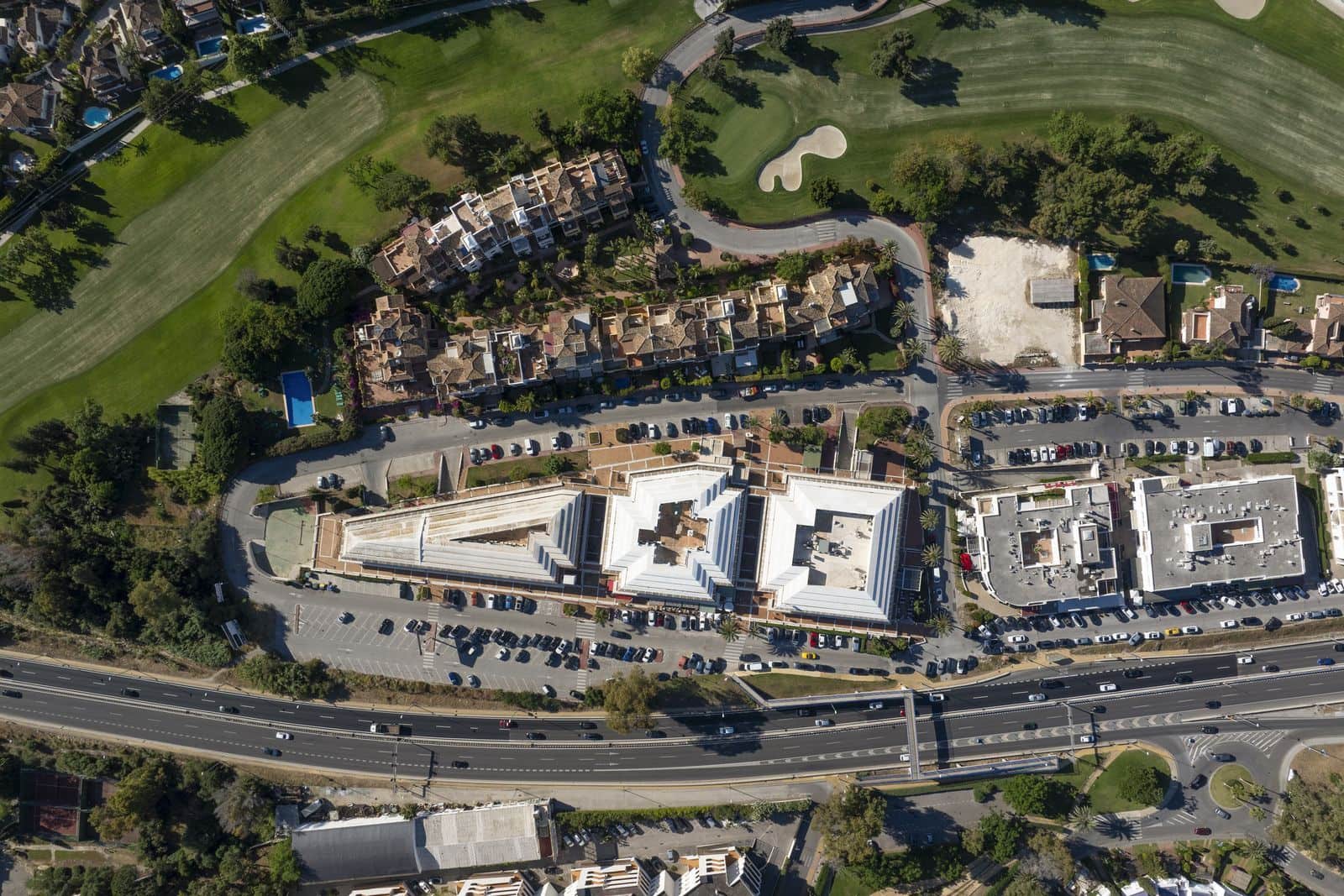 Commercieel te koop in Guadalmina - € 780.000 (Ref: 9864902)