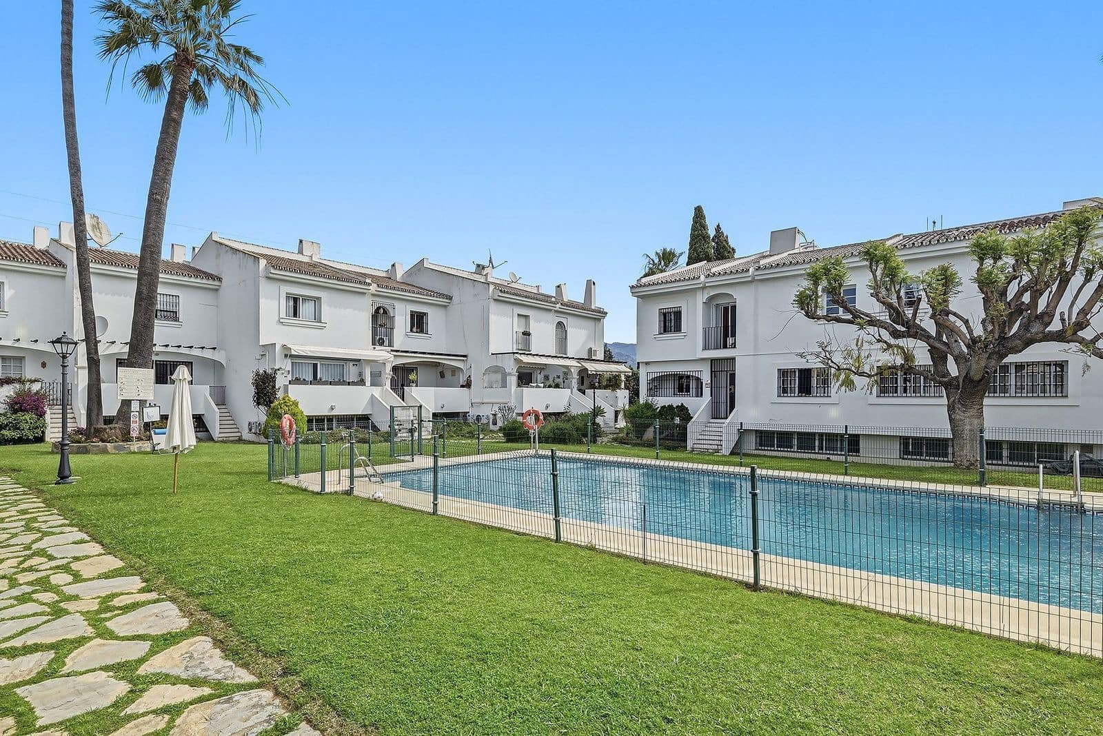 4 makuuhuone Omakotitalo myytävänä paikassa Nueva Andalucia - 625 000 € (Ref: 9864918)