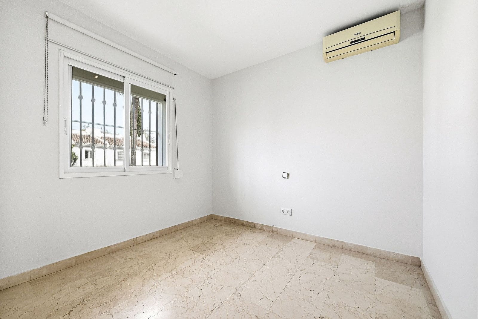 4 makuuhuone Omakotitalo myytävänä paikassa Nueva Andalucia - 625 000 € (Ref: 9864918)