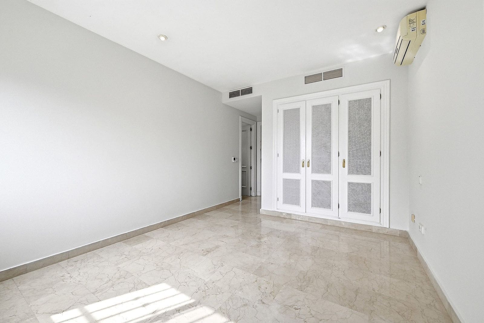 4 makuuhuone Omakotitalo myytävänä paikassa Nueva Andalucia - 625 000 € (Ref: 9864918)