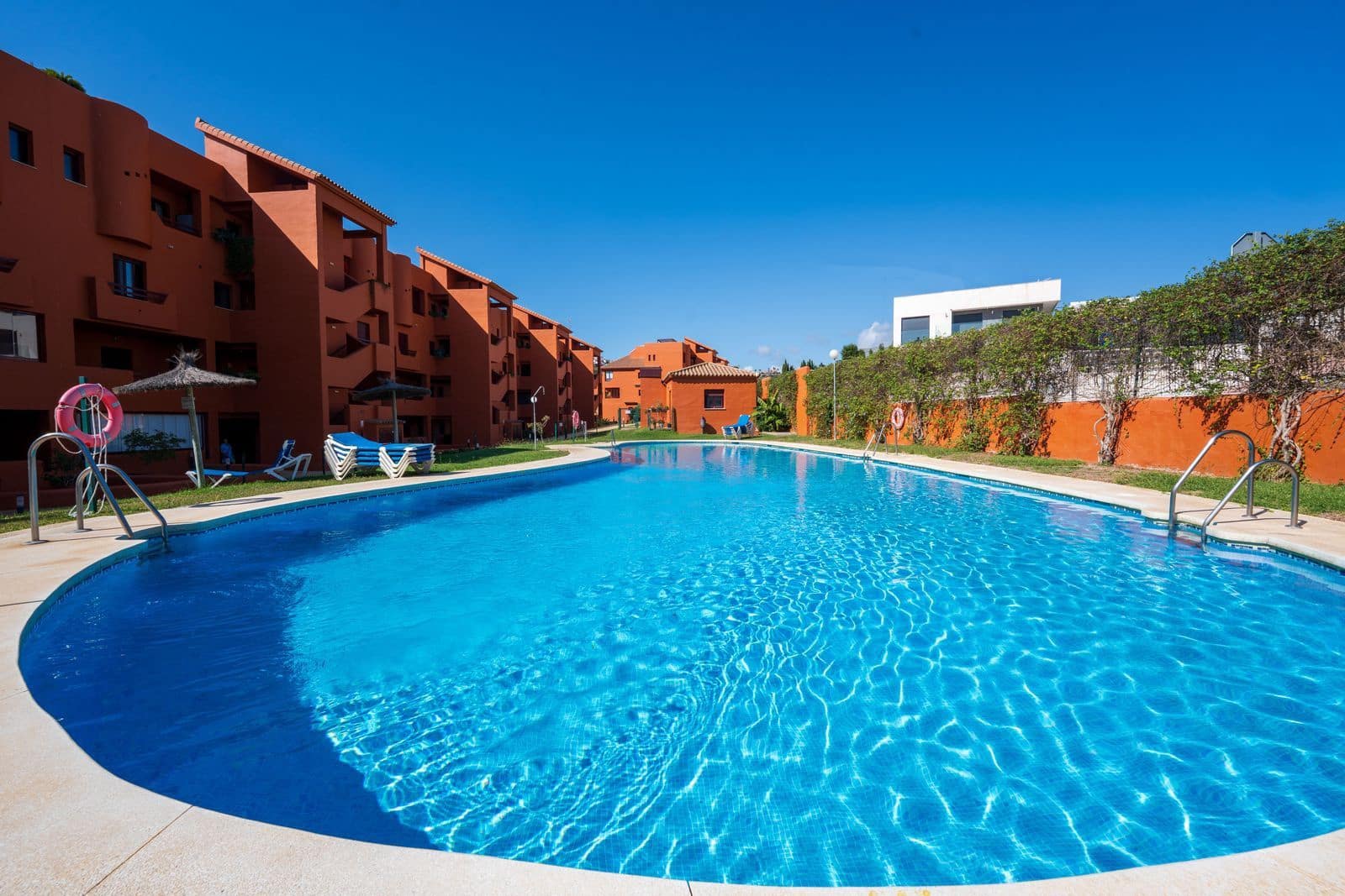 2 makuuhuone Kattohuoneisto myytävänä paikassa La Duquesa / Puerto de la Duquesa - 375 000 € (Ref: 9864934)