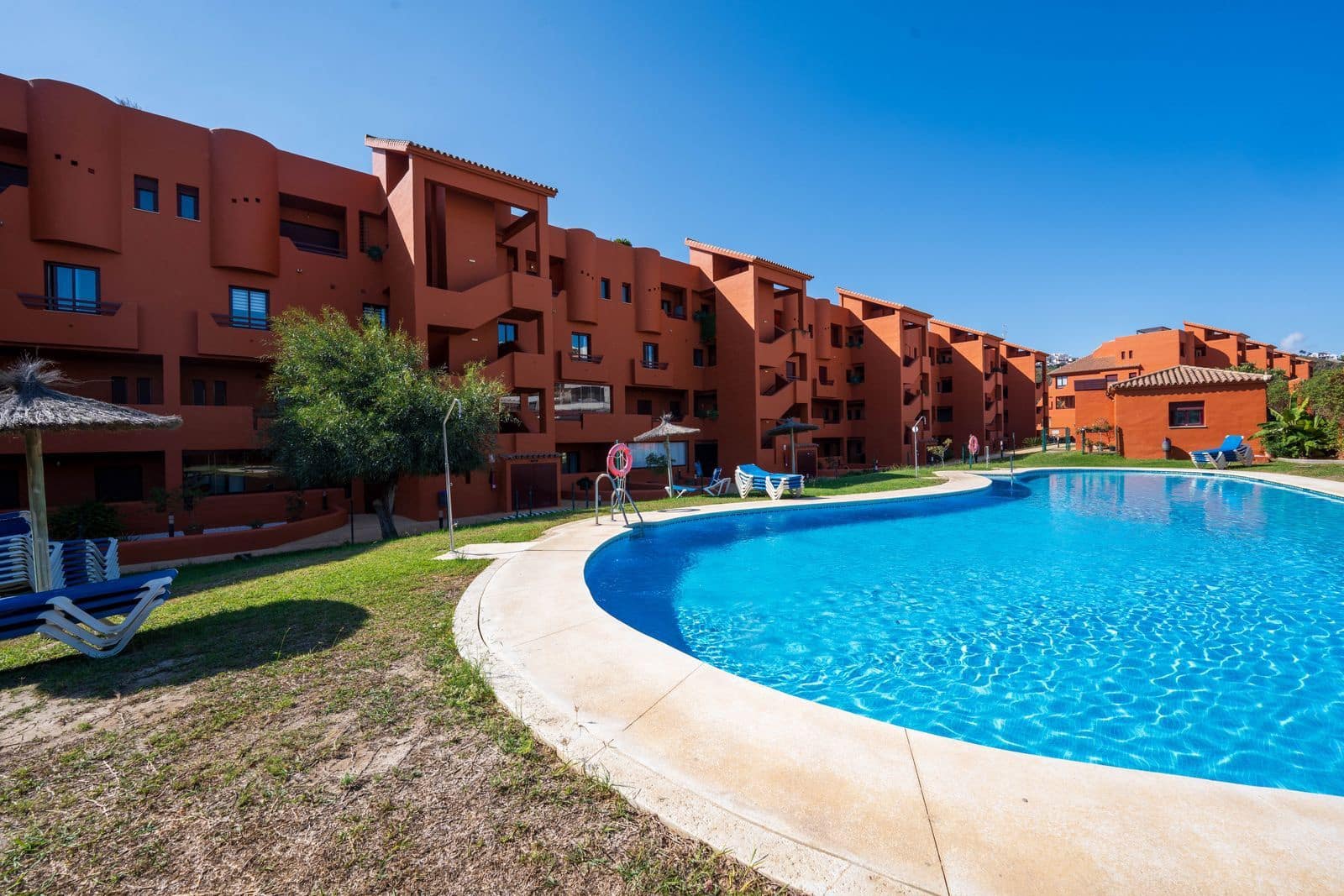 2 makuuhuone Kattohuoneisto myytävänä paikassa La Duquesa / Puerto de la Duquesa - 375 000 € (Ref: 9864934)