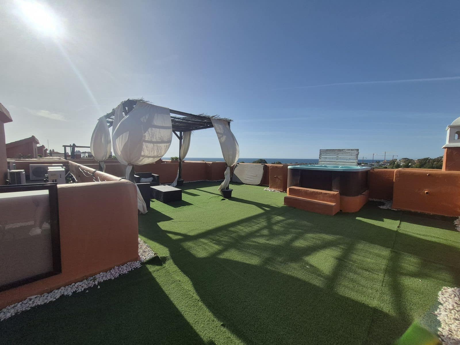 2 makuuhuone Kattohuoneisto myytävänä paikassa La Duquesa / Puerto de la Duquesa - 375 000 € (Ref: 9864934)