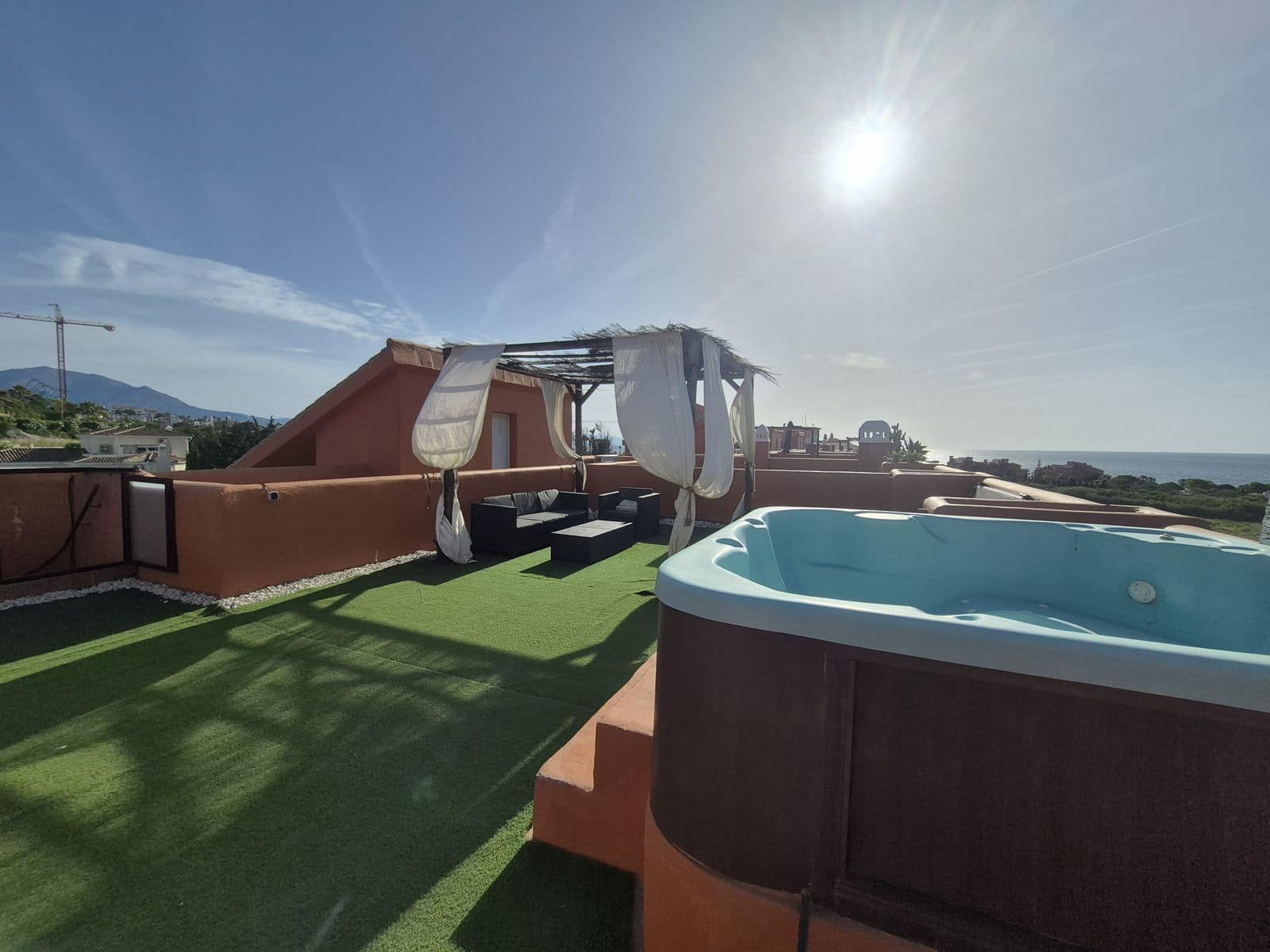 2 makuuhuone Kattohuoneisto myytävänä paikassa La Duquesa / Puerto de la Duquesa - 375 000 € (Ref: 9864934)