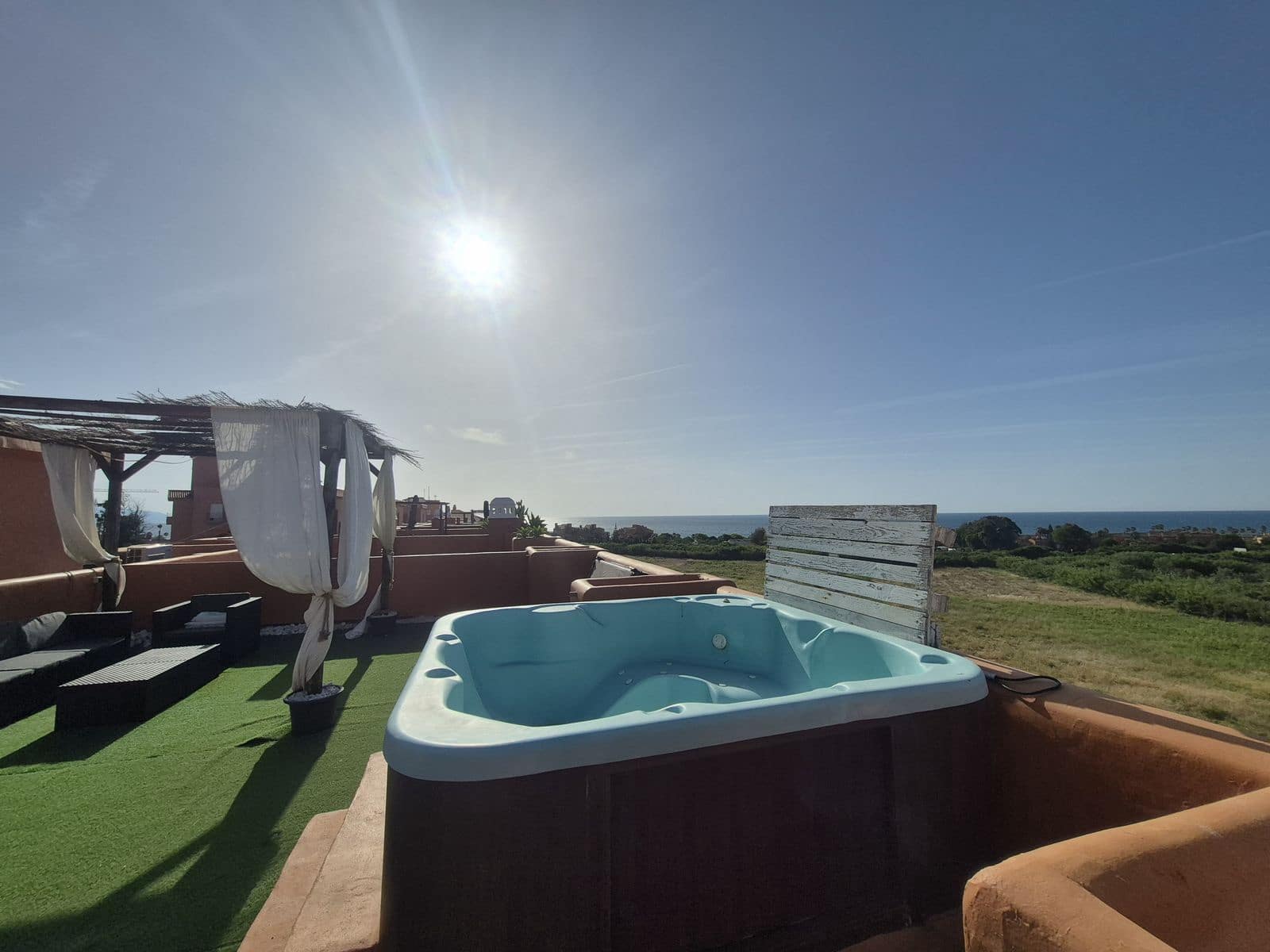 2 makuuhuone Kattohuoneisto myytävänä paikassa La Duquesa / Puerto de la Duquesa - 375 000 € (Ref: 9864934)