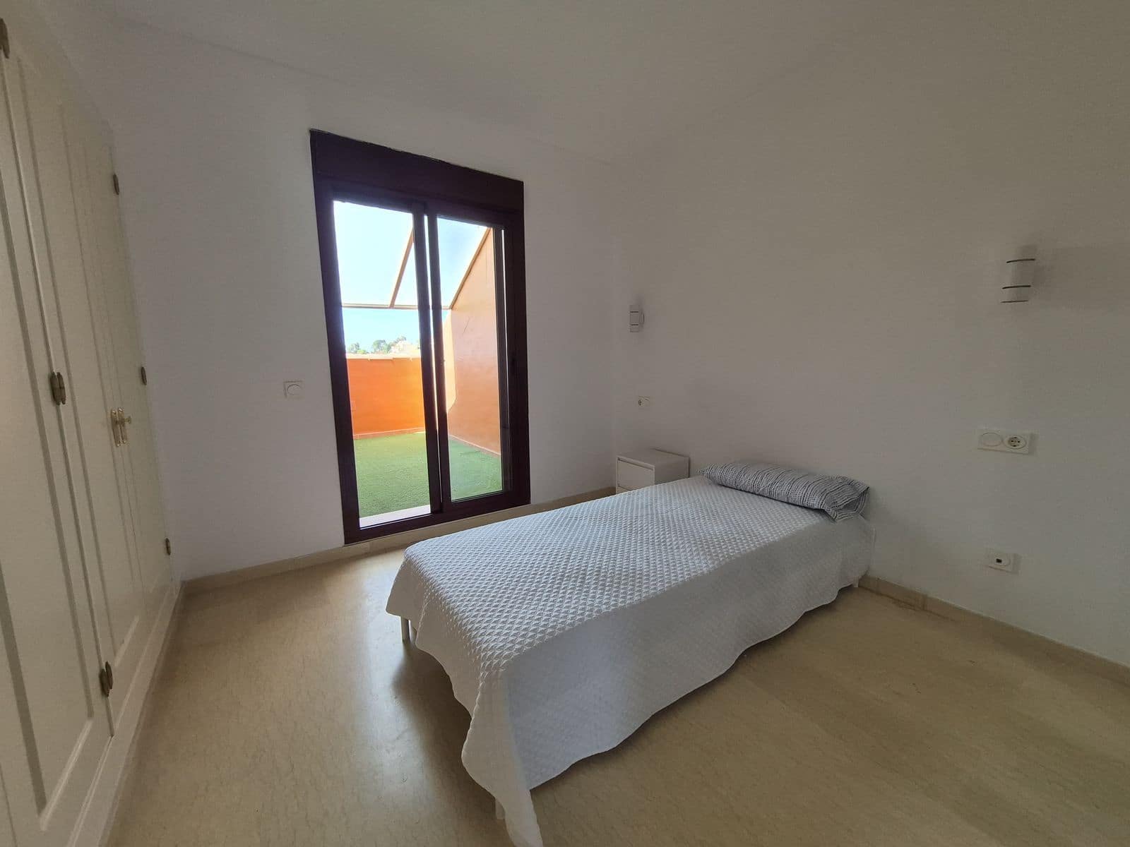 2 makuuhuone Kattohuoneisto myytävänä paikassa La Duquesa / Puerto de la Duquesa - 375 000 € (Ref: 9864934)