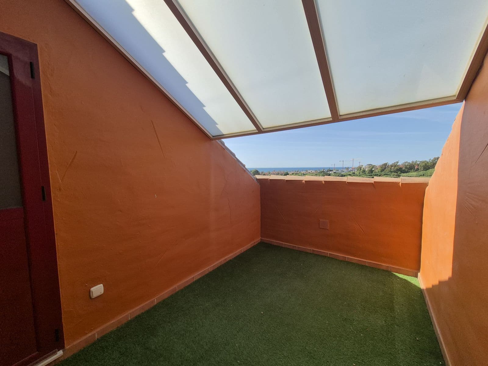 2 makuuhuone Kattohuoneisto myytävänä paikassa La Duquesa / Puerto de la Duquesa - 375 000 € (Ref: 9864934)