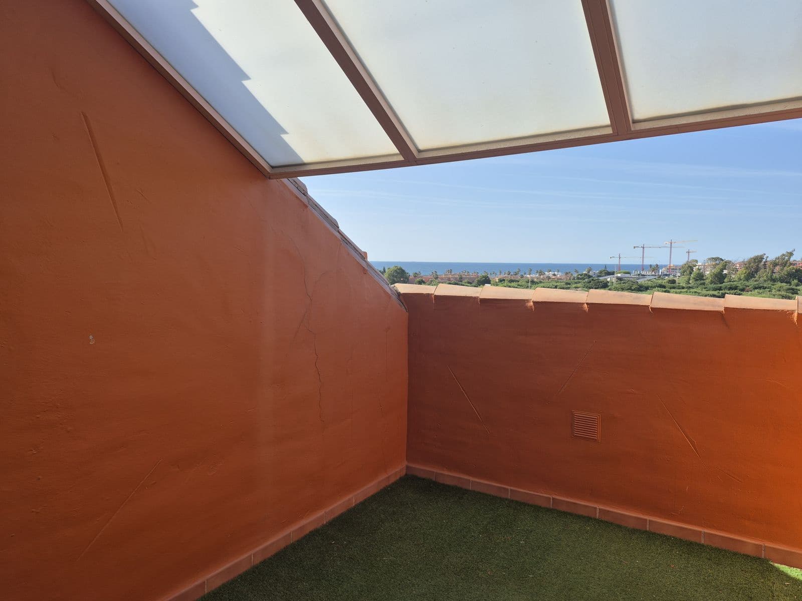 2 makuuhuone Kattohuoneisto myytävänä paikassa La Duquesa / Puerto de la Duquesa - 375 000 € (Ref: 9864934)