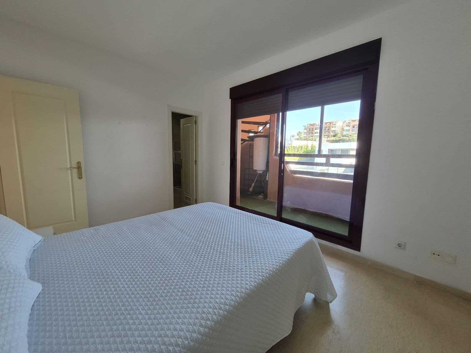 2 makuuhuone Kattohuoneisto myytävänä paikassa La Duquesa / Puerto de la Duquesa - 375 000 € (Ref: 9864934)