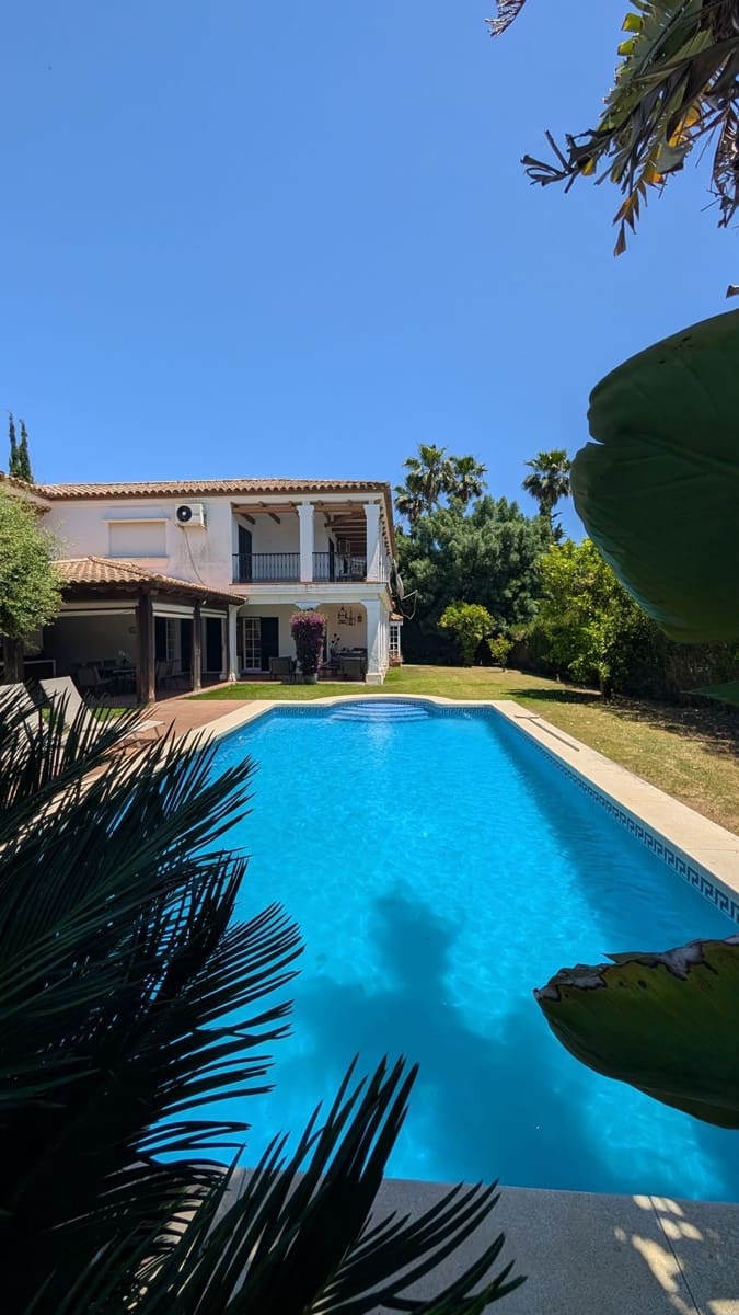 6 bedroom Villa for sale in Sotogrande - € 1,680,000 (Ref: 9878279)
