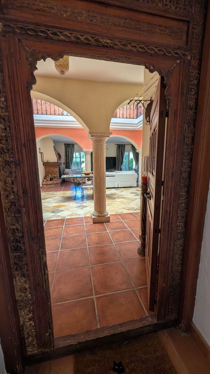 6 bedroom Villa for sale in Sotogrande - € 1,680,000 (Ref: 9878279)