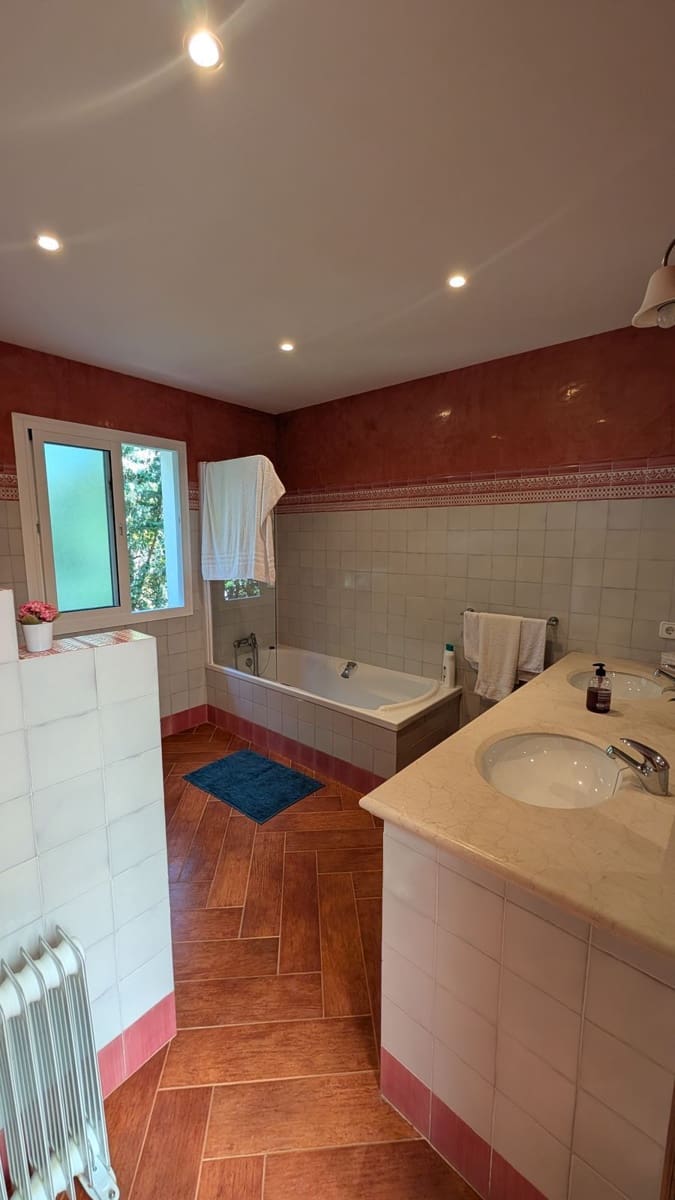 6 bedroom Villa for sale in Sotogrande - € 1,680,000 (Ref: 9878279)