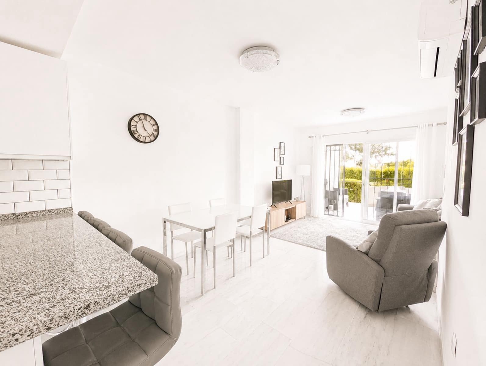 2 bedroom Apartment for sale in Calahonda - € 375,000 (Ref: 9878280)