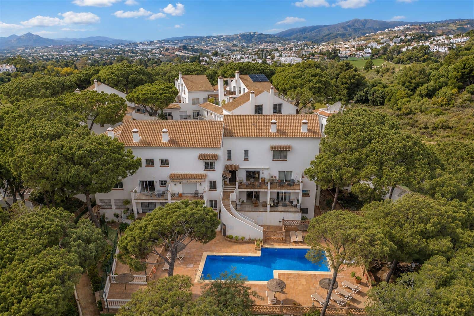 2 slaapkamer Appartement te koop in Nueva Andalucia - € 599.000 (Ref: 9878285)
