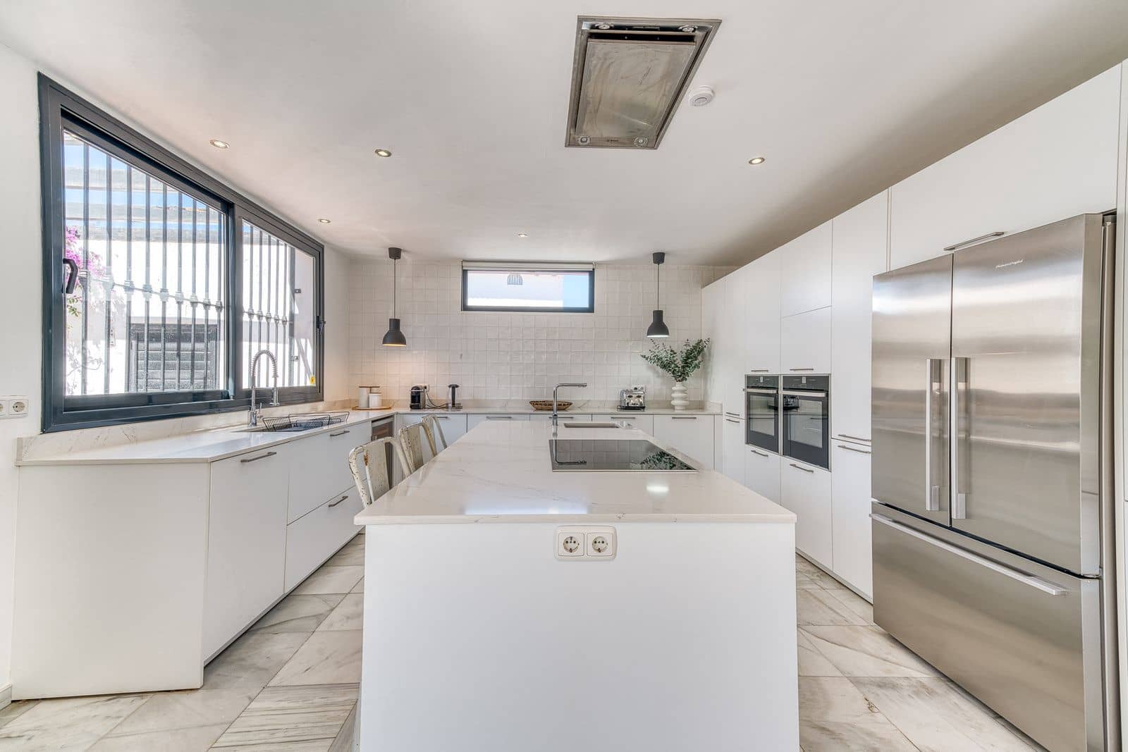 6 bedroom Villa for sale in Nueva Andalucia - € 1,399,000 (Ref: 9878294)