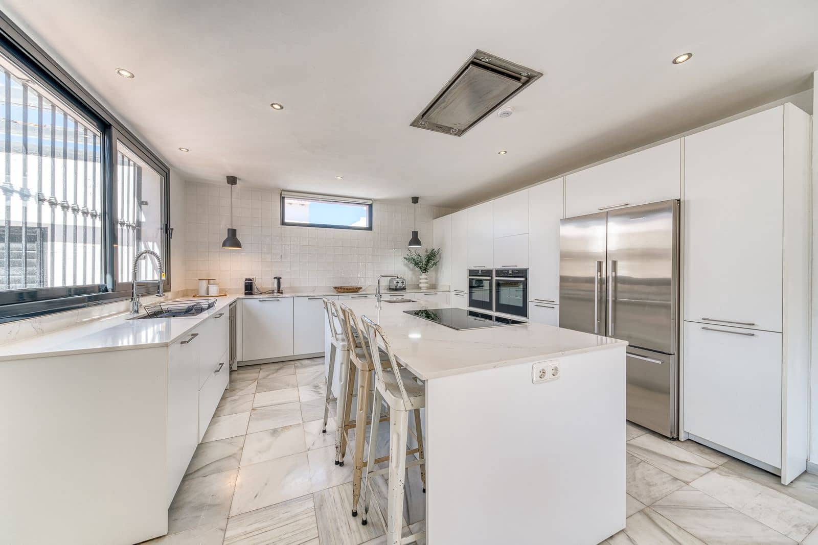 6 bedroom Villa for sale in Nueva Andalucia - € 1,399,000 (Ref: 9878294)