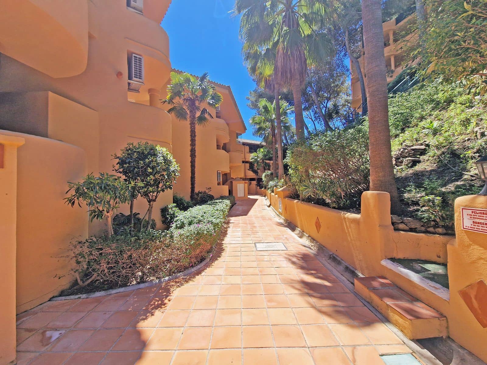 3 bedroom Apartment for sale in Calahonda - € 385,000 (Ref: 9878299)