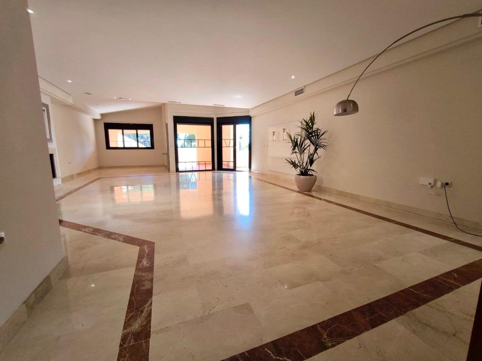 2 slaapkamer Penthouse te koop in Puerto Banus - € 719.000 (Ref: 9878305)