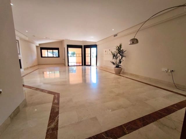 2 slaapkamer Penthouse te koop in Puerto Banus, Marbella - € 719.000 (Ref: 9878305)
