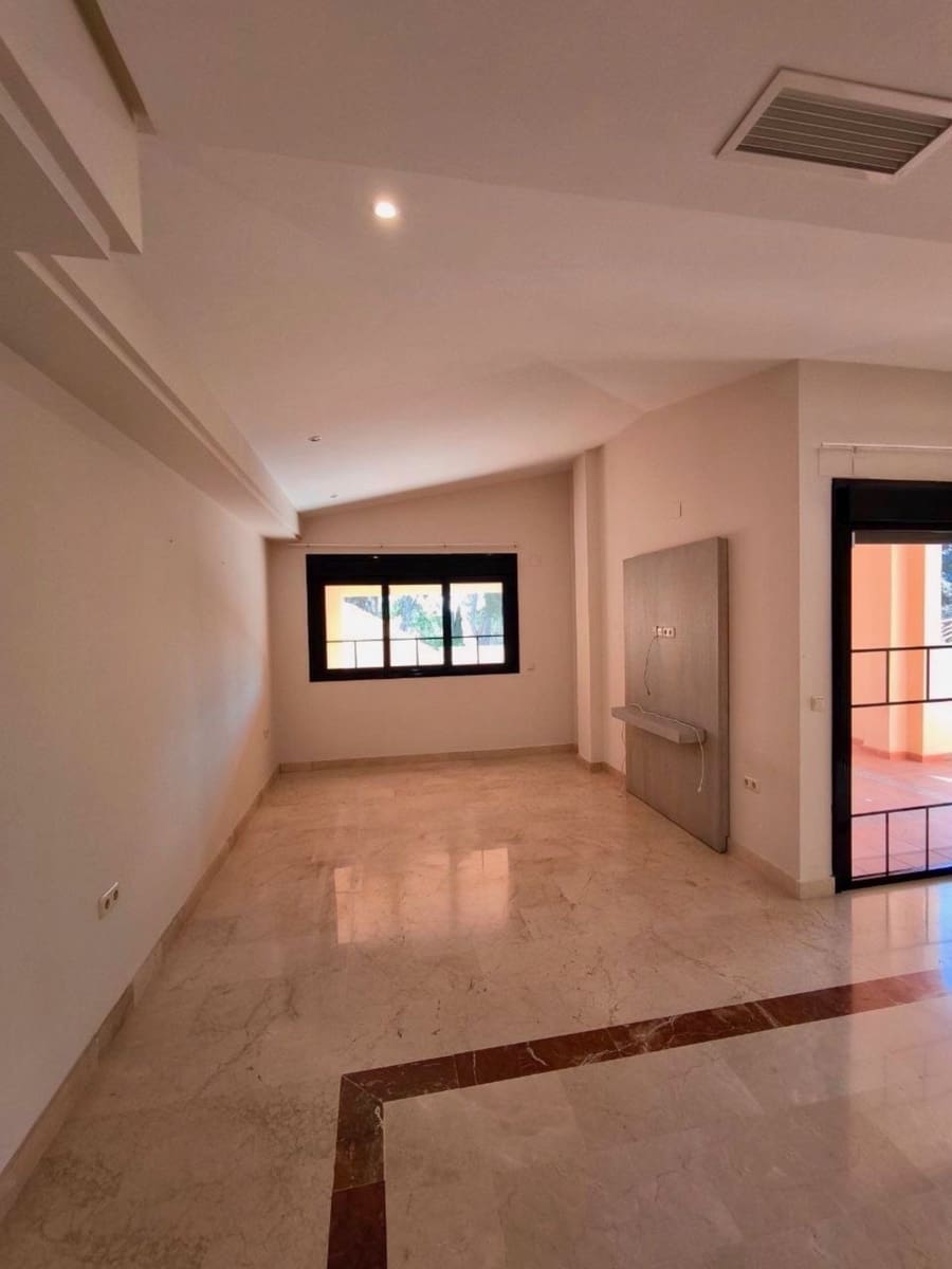 2 slaapkamer Penthouse te koop in Puerto Banus - € 719.000 (Ref: 9878305)