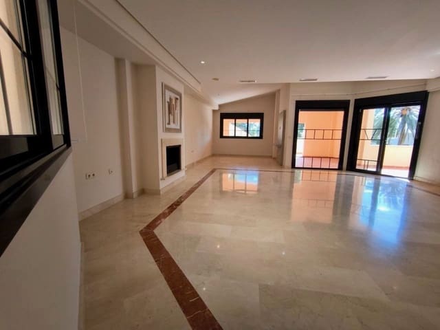 3 slaapkamer Penthouse te koop in Puerto Banus, Marbella - € 1.990.000 (Ref: 9878307)