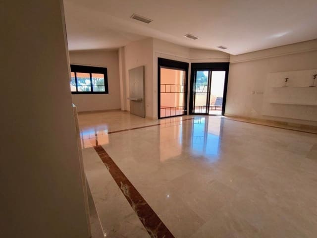 3 slaapkamer Penthouse te koop in Puerto Banus, Marbella - € 1.990.000 (Ref: 9878307)