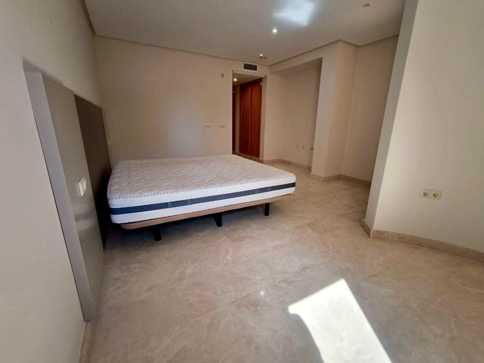 3 slaapkamer Penthouse te koop in Puerto Banus - € 1.990.000 (Ref: 9878307)