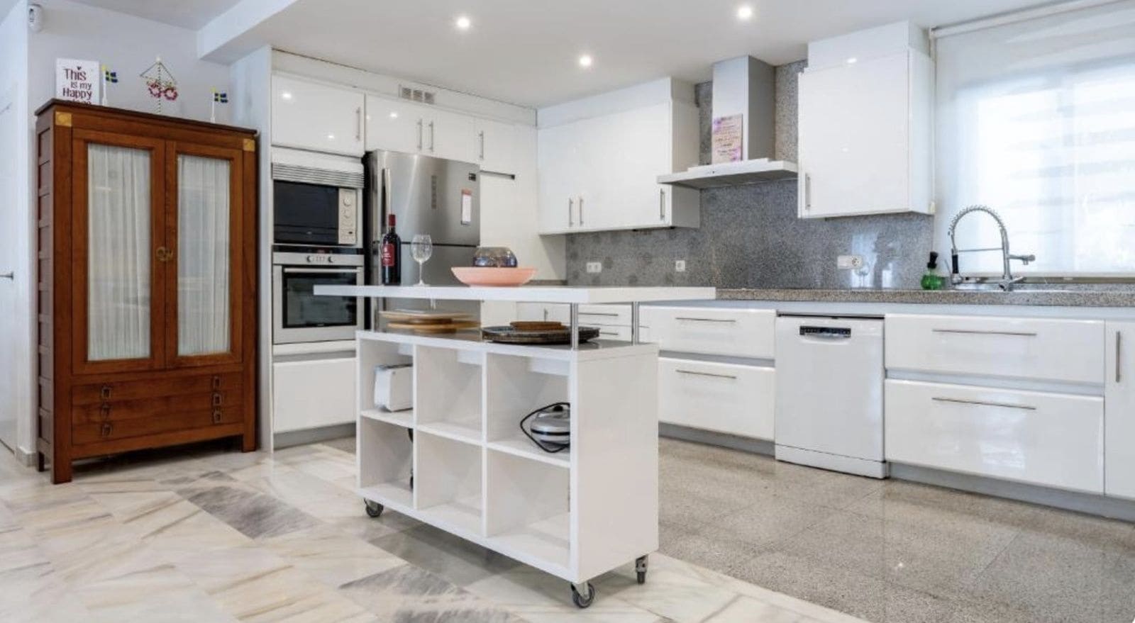 4 bedroom Apartment for sale in Elviria - € 899,000 (Ref: 9878340)