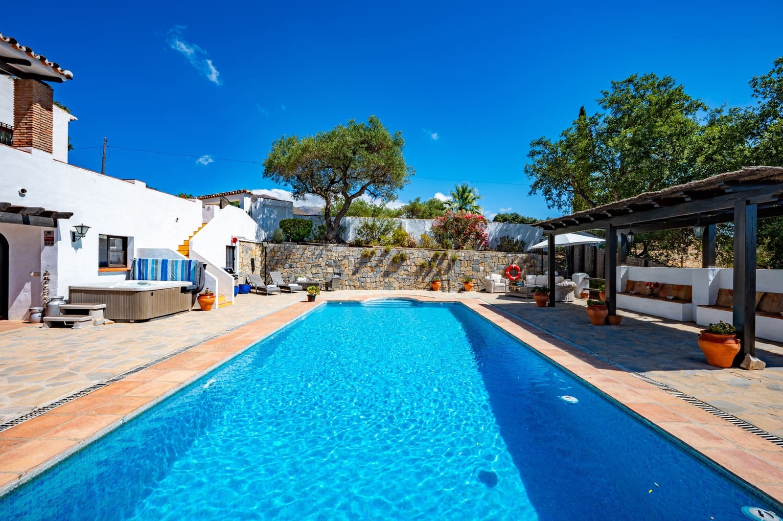4 bedroom Villa for sale in Casares with pool garage - € 1,100,000 (Ref: 9878343)