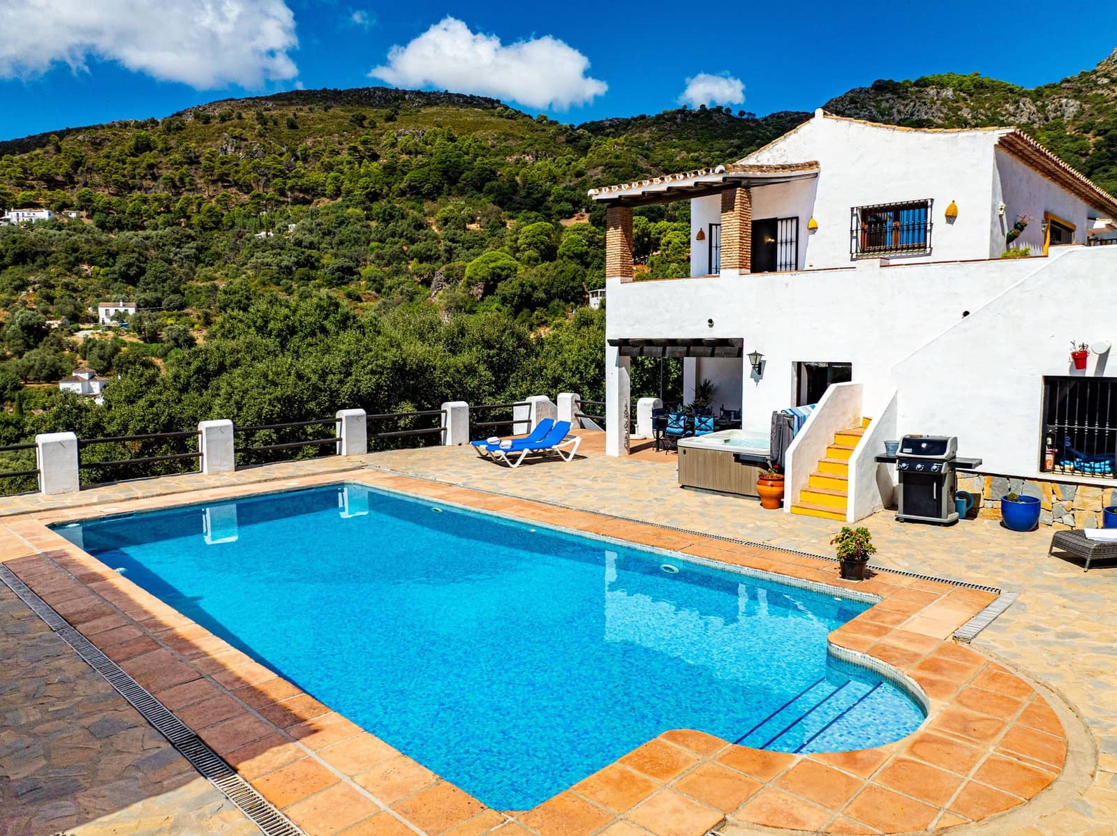 4 bedroom Villa for sale in Casares with pool garage - € 1,100,000 (Ref: 9878343)