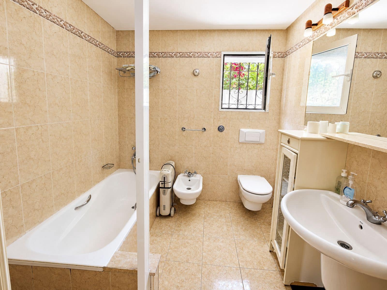 3 bedroom Villa for sale in La Duquesa / Puerto de la Duquesa - € 595,000 (Ref: 9878381)