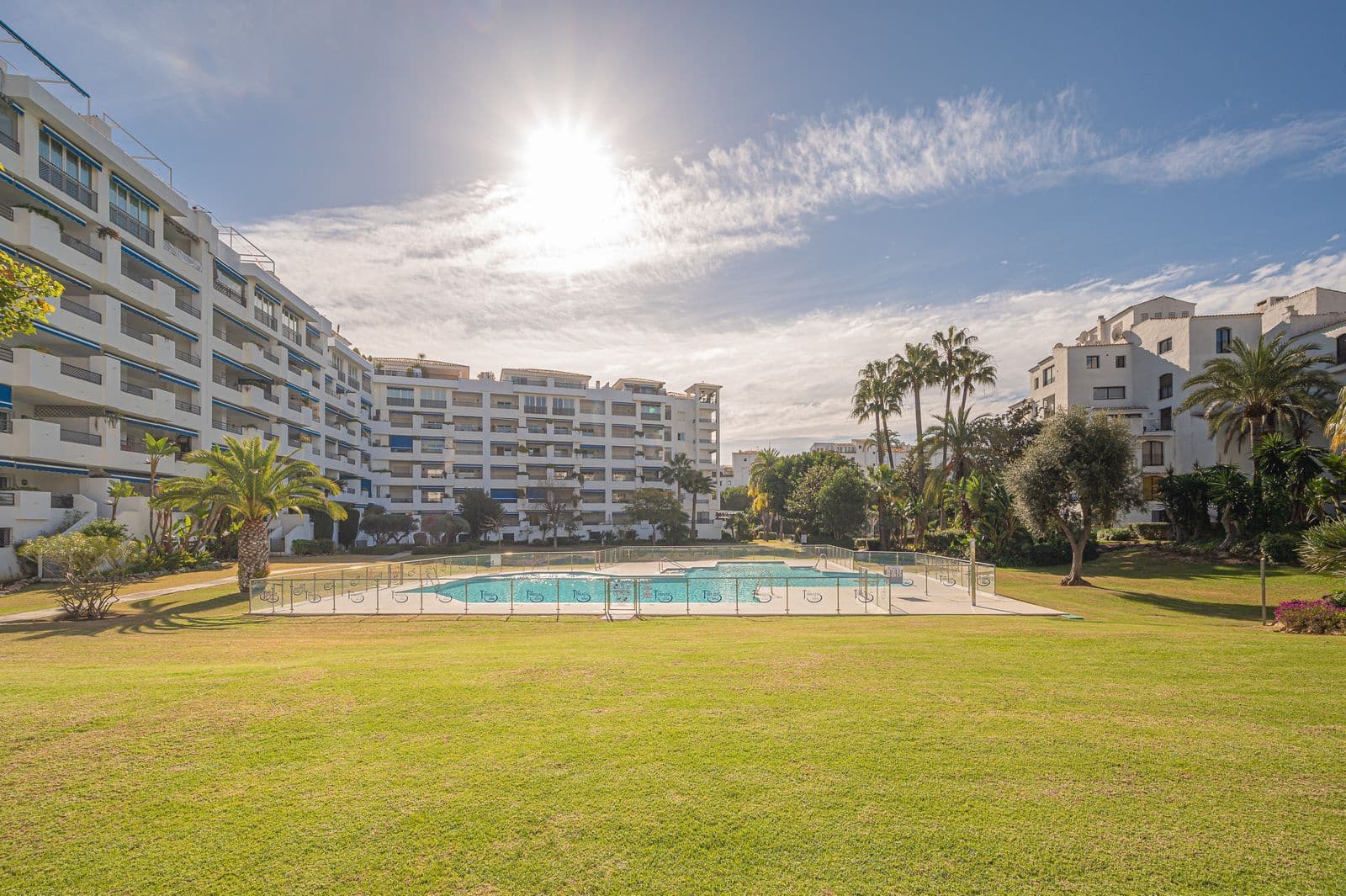 4 slaapkamer Penthouse te koop in Puerto Banus - € 1.050.000 (Ref: 9878435)