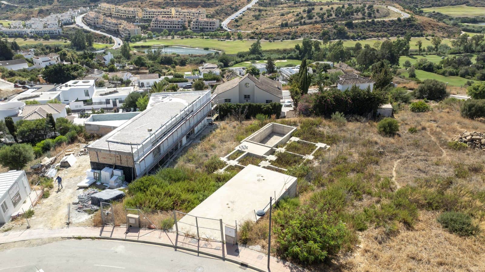Grunde uden byggetilladelser til salg i Estepona - € 350.000 (Ref: 9884386)