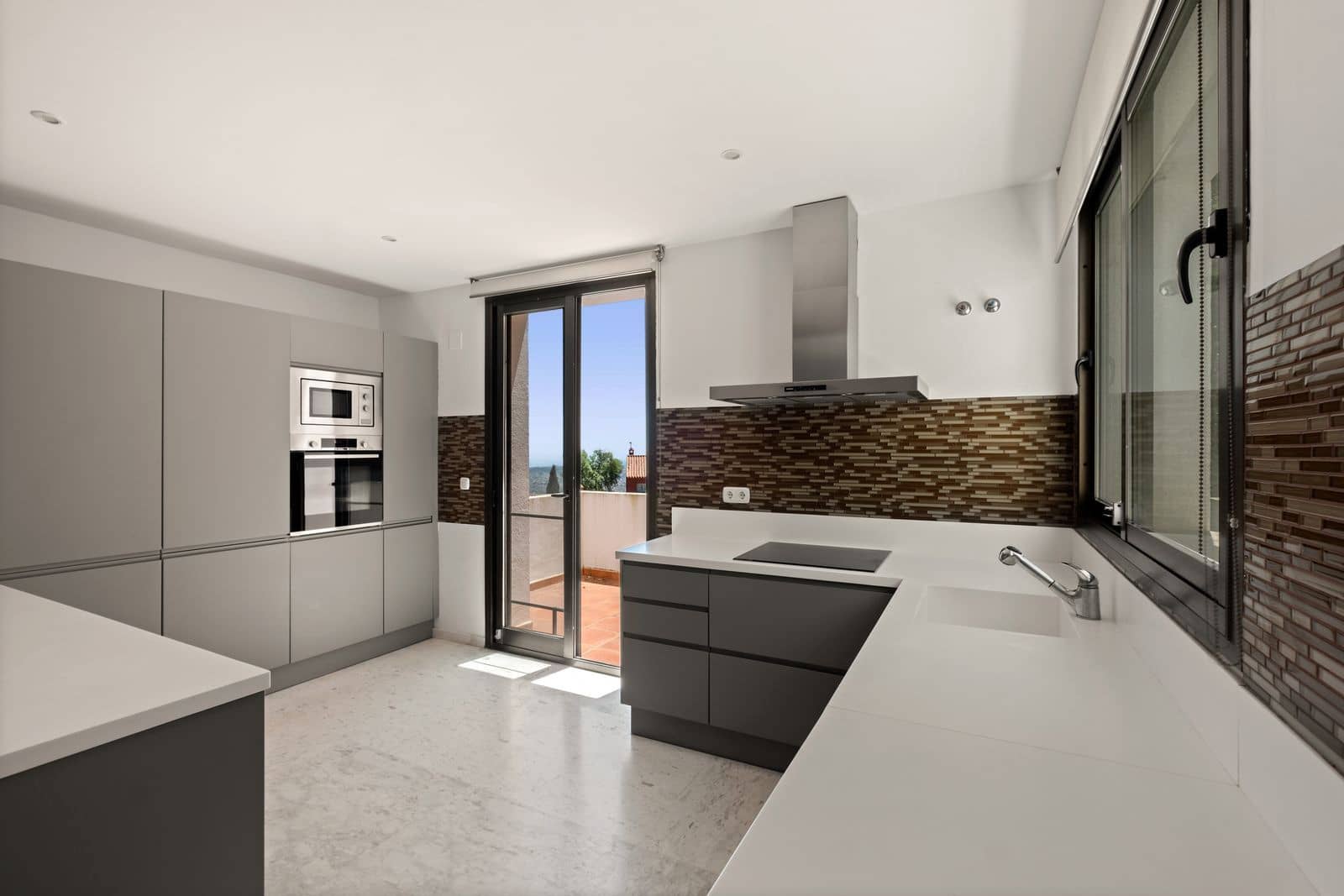 2 sypialnia Penthouse na sprzedaż w La Mairena - 635 000 € (Ref: 9884420)