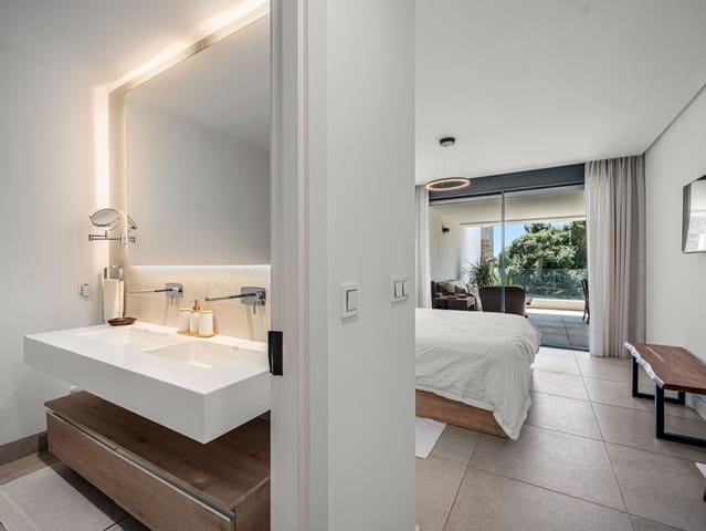 Apartamento de 3 habitaciones en Cabopino, Marbella en venta - 925.000 € (Ref: 9894503)