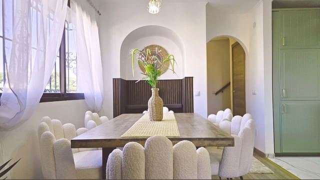4 bedroom Semi-detached Villa for sale in Calahonda, Mijas - € 670,000 (Ref: 9894510)