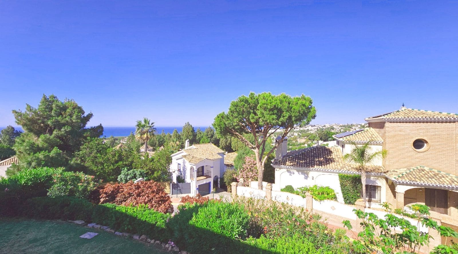 4 bedroom Semi-detached Villa for sale in Calahonda - € 670,000 (Ref: 9894510)