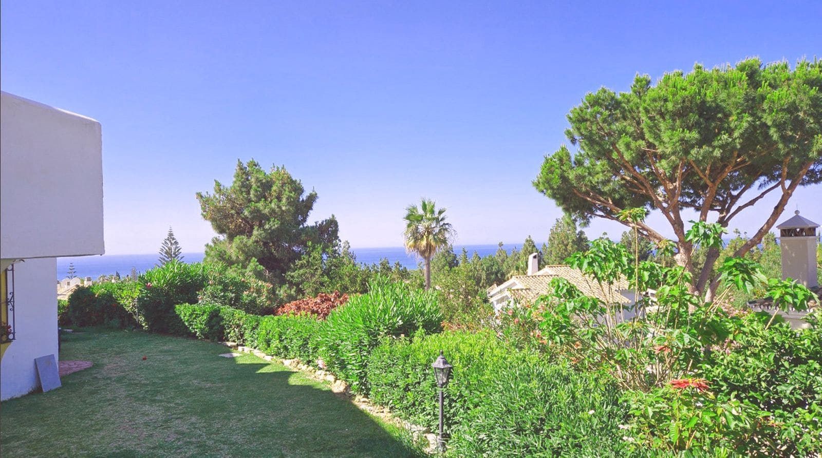 4 bedroom Semi-detached Villa for sale in Calahonda - € 670,000 (Ref: 9894510)