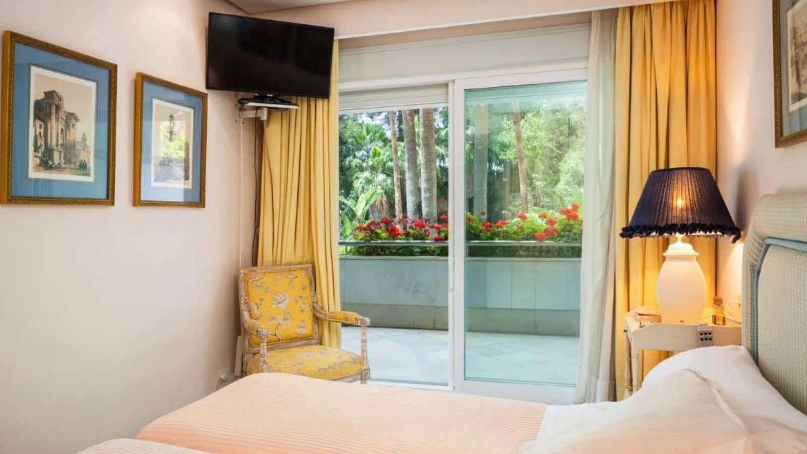 2 bedroom Apartment for sale in Marbella - € 1,020,000 (Ref: 9894536)