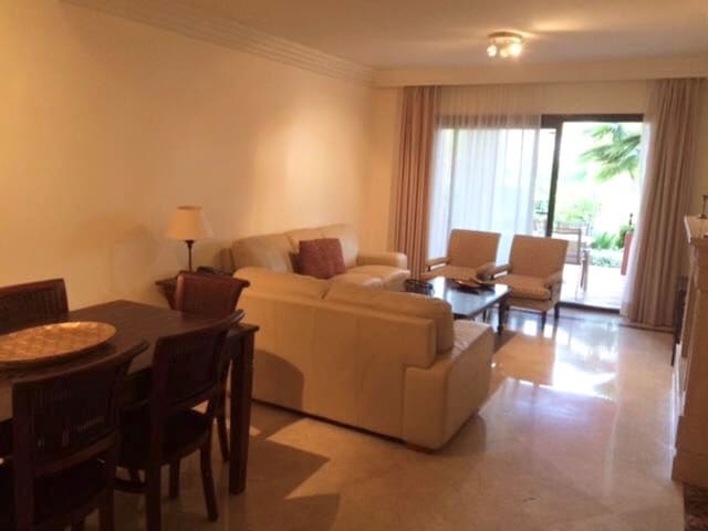 Apartamento de 2 habitaciones en Nueva Andalucia, Marbella en venta - 825.000 € (Ref: 9894560)