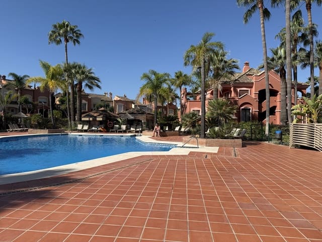 Apartamento de 2 habitaciones en Nueva Andalucia, Marbella en venta - 825.000 € (Ref: 9894560)