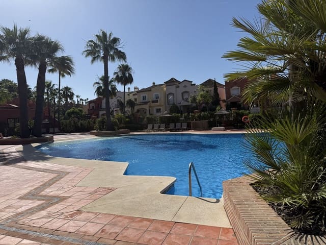 Apartamento de 2 habitaciones en Nueva Andalucia, Marbella en venta - 825.000 € (Ref: 9894560)