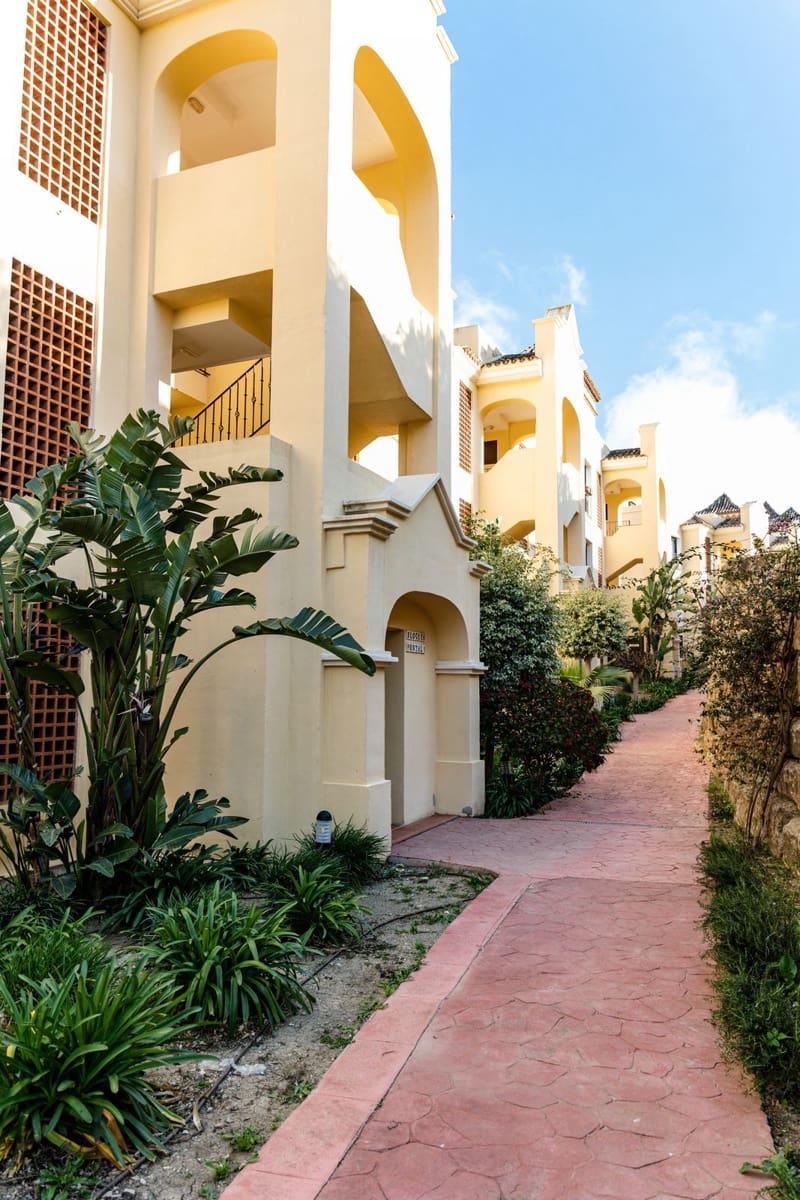 3 bedroom Apartment for sale in Estepona - € 395,000 (Ref: 9894600)