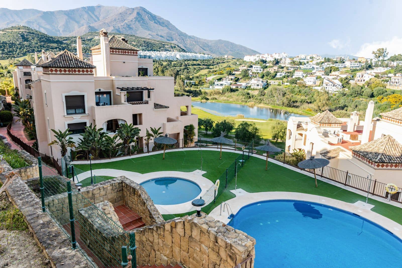 3 bedroom Apartment for sale in Estepona - € 395,000 (Ref: 9894600)